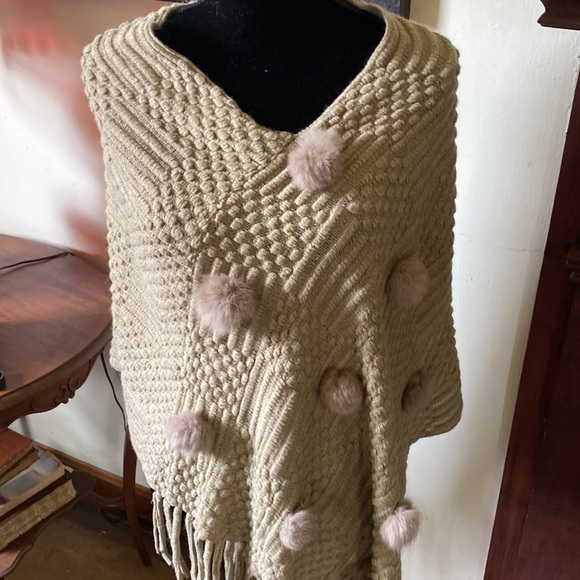 🦊 CYN poncho - Picture 2 of 5